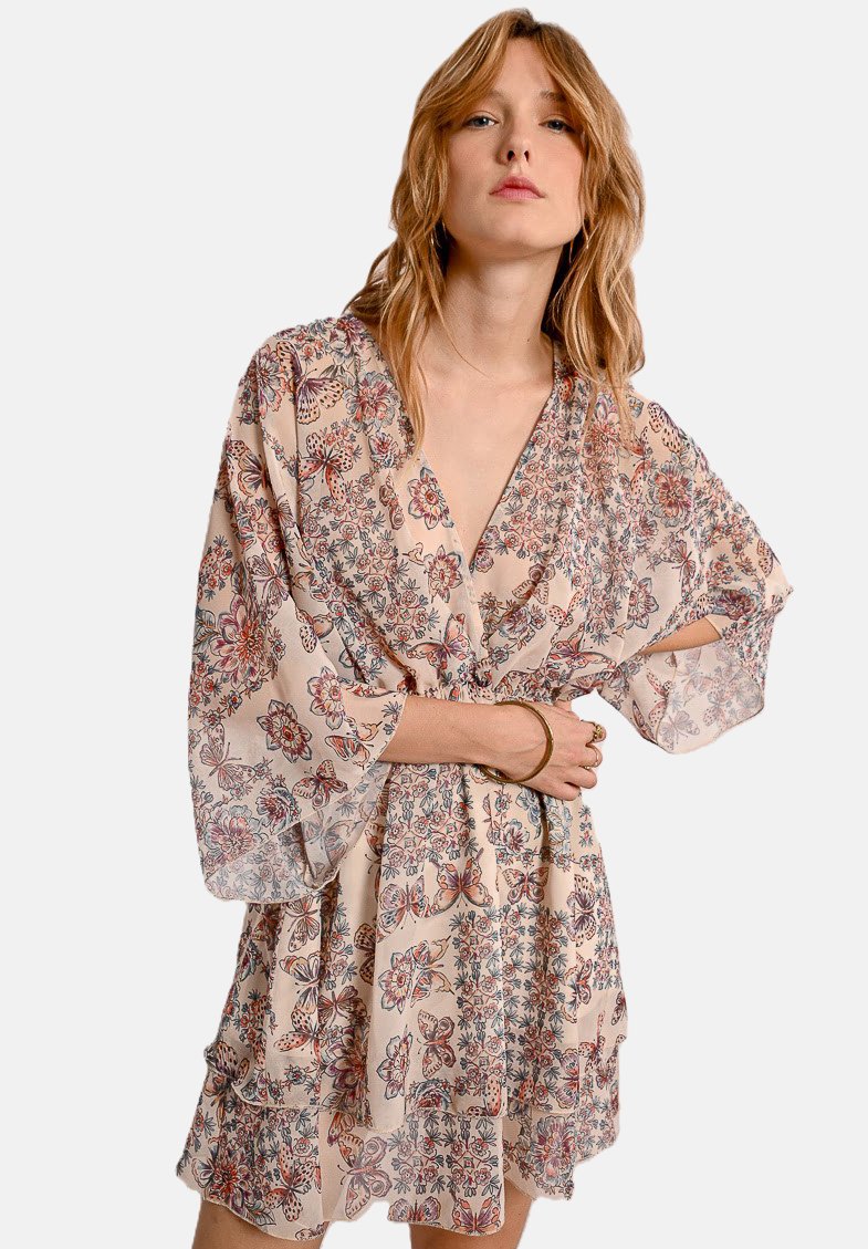 Abito con motivo floreale, dal design ampio e fluido, realizzato in tessuto leggero. Presenta maniche lunghe e un orlo arricciato in delicati colori pastello.