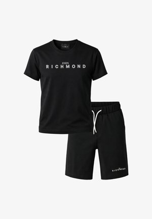 Set composto da T-shirt nera a maniche corte e pantaloncini con logo "John Richmond" bianco sul petto e sulla gamba sinistra, vita elasticizzata con coulisse bianca.
