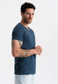 Námořnická modrá v krku t-shirt z měkké látky s krátkými rukávy, s rovný hem a malou etiketu na boku.