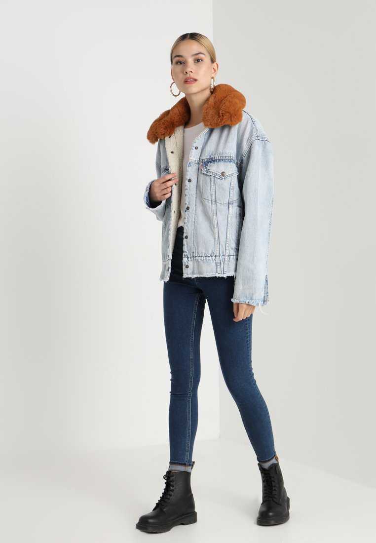 Oversized Sherpa Trucker Killing Me Softly | Jackor Dam | Gra Oversized Sherpa Trucker Killing Me Softly | Jackor Dam | Gra
