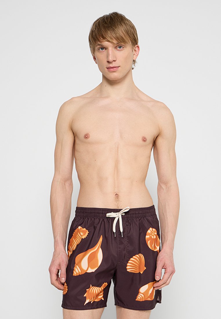 Zwarte zwembroek met oranje schelpmotief, elastische tailleband met witte koord, en een relaxte pasvorm.