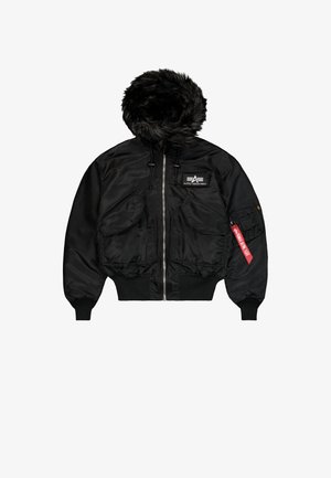 Černá bomber bunda s umělou kožešinou na kapuci, předním zipem, dvěma velkými kapsami, elastickými manžetami a červeným štítkem na rukávu.