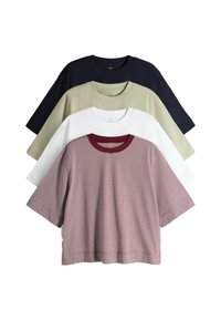 Vier kurze T-Shirts mit kurzen Ärmeln ordentlich angeordnet: einfarbig marineblau, olivgrün, weiß und bordeauxfarben gestreift mit einem bordeauxfarbenen Kragen, alle aus weichem Stoff gefertigt.