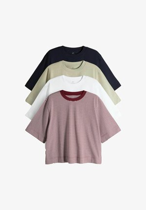 Fyra kortärmade t-shirts prydligt uppradade: enfärgad marinblå, olivgrön, vit och vinröd randig med vinröd krage, alla tillverkade av mjukt tyg.