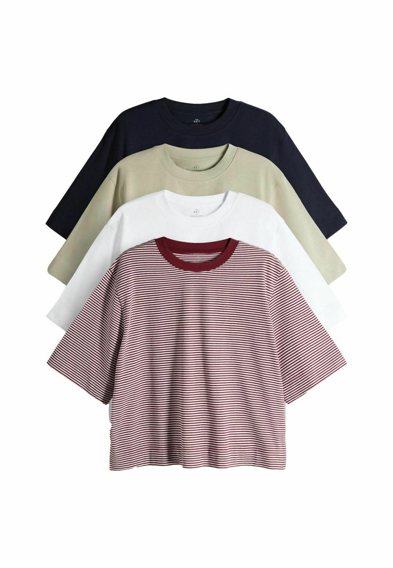 Vier kurze T-Shirts mit kurzen Ärmeln ordentlich angeordnet: einfarbig marineblau, olivgrün, weiß und bordeauxfarben gestreift mit einem bordeauxfarbenen Kragen, alle aus weichem Stoff gefertigt.