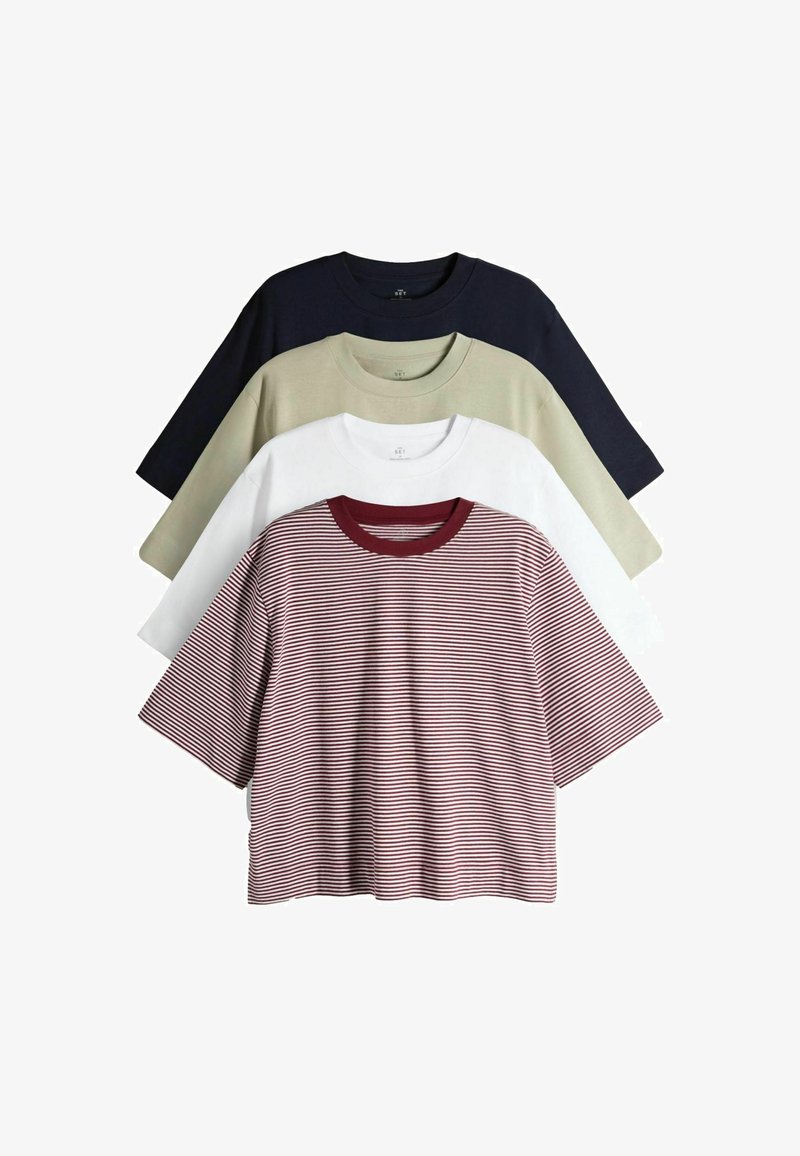 Vier kurze T-Shirts mit kurzen Ärmeln ordentlich angeordnet: einfarbig marineblau, olivgrün, weiß und bordeauxfarben gestreift mit einem bordeauxfarbenen Kragen, alle aus weichem Stoff gefertigt.