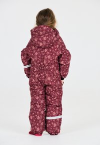 Kinderen sneeuwpak in donker bordeauxrood met een lichte bloemenpatroon en reflecterende strip. Voorzien van een capuchon en een elastische taille voor een goede pasvorm.