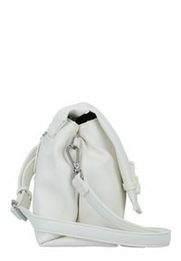 Weiße Lederhandtasche mit gerafftem Design, ausgestattet mit einem Clipschluss, verstellbarem Tragegurt und glatter Textur. Silberne Hardwareakzente sind enthalten.