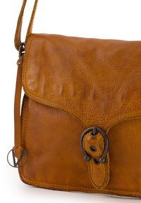 Sac à épaule en cuir marron clair avec un design à rabat, présentant une boucle en métal et des détails de couture. Texture lisse avec un léger brillant.