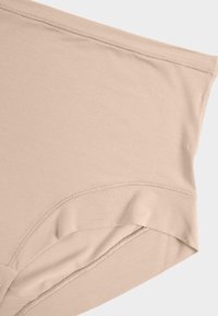 Beige naadloze onderwäsche met een zachte textuur, met een hoog tailleontwerp en schone randen. Geen zichtbare merktekens of patronen.