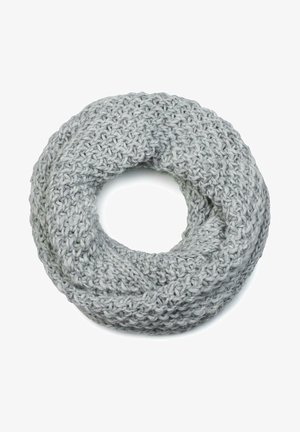 Écharpe infinie tricotée épaisse gris clair enroulée en forme circulaire sur fond blanc, montrant un motif épais de fil texturé.