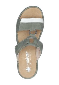 Sandalo grigio chiaro con due cinturini, un'accortezza bianca, materiale scamosciato morbido, fibbia regolabile e soletta imbottita color tan con logo.