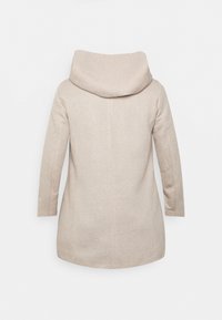 Beige rakennepuku, jossa on suuri taitettu kaulus, pitkät hihat, sileä pinta ja räätälöity istuvuus, esitetty takaapäin.