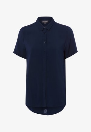 Granatowa bluzka z krótkim rękawem, zaokrąglonym kołnierzykiem i zapięciem na guziki z przodu, ze zaokrąglonym dołem.