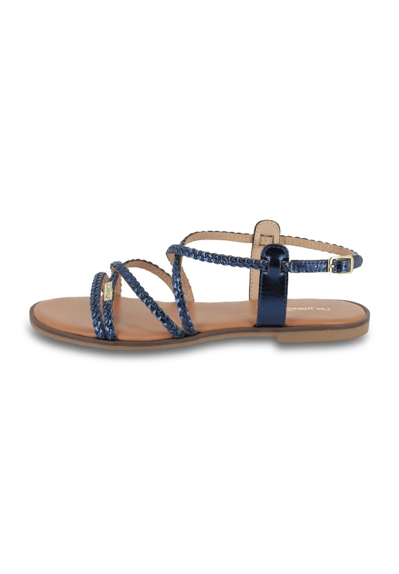 Sandali con cinturini dotati di una suola in pelle marrone, progettati con cinturini intrecciati blu navy e una fibbia metallica, caratterizzati da un tacco piatto e uno stile minimalista.