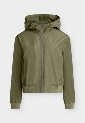 Ελαφρύ μπουφάν με κουκούλα σε ελαιοπράσινο χρώμα, με μπροστινό φερμουάρ, ελαστικά μανσέτες, δύο πλαϊνές τσέπες και ριμπ τελείωμα.