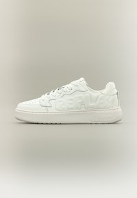 Witte leren sneaker met geborduurd "REPLAY"-logo, ronde neus, gestructureerd bovenwerk, platte vetersluiting en rubberen zool met profiel.