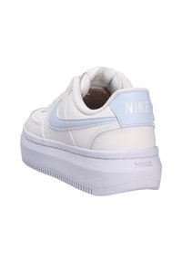 Sneaker bianco con accenti azzurri, tomaia in sintetico liscio, collo imbottito e suola in gomma testurizzata, con marchio Nike sul tallone.