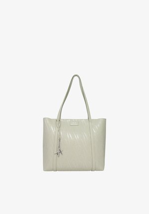 Borsa a mano beige chiaro con manici lunghi, motivo in rilievo discreto e ciondolo con logo tono argento appeso a una tracolla.