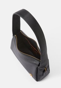 Μαύρη δερμάτινη τσάντα ώμου με υφή, χρυσό φερμουάρ και μια μόνο θήκη. Το εσωτερικό είναι επενδεδυμένο με σκοτεινό ύφασμα και περιλαμβάνει μια μικρή τσέπη.