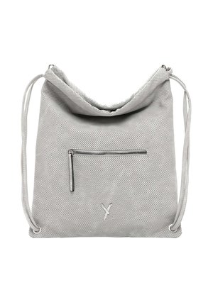Sac à bandoulière en cuir souple gris clair avec poche zippée à l'avant et longues bandoulières ajustables, présentant une texture perforée et un petit logo cousu.