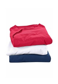 Tre t-shirt piegate impilate: la superiore è rossa, la centrale è bianca e quella inferiore è blu navy. Il materiale sembra morbido, con una texture liscia e un classico collo rotondo.