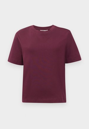 T-shirt à manches courtes et col rond, uni rouge foncé, présenté sur un fond blanc.