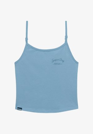 Camiseta de tirantes finos azul claro con el logo "SuperDry Athletics" en el pecho y una pequeña etiqueta negra de SuperDry en el dobladillo.