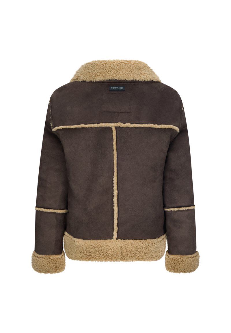 Giacca scamosciata marrone con colletto e polsini in shearling color beige, caratterizzata da un design a sezioni rettangolari e cuciture a contrasto. Etichetta del marchio sul retro.