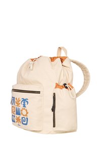 Beige canvas rugzak met een oranje interieur, voorzien van een decoratief blauw en bruin patroon op de voorzak en meerdere rits- en trekkoordsluitingen.