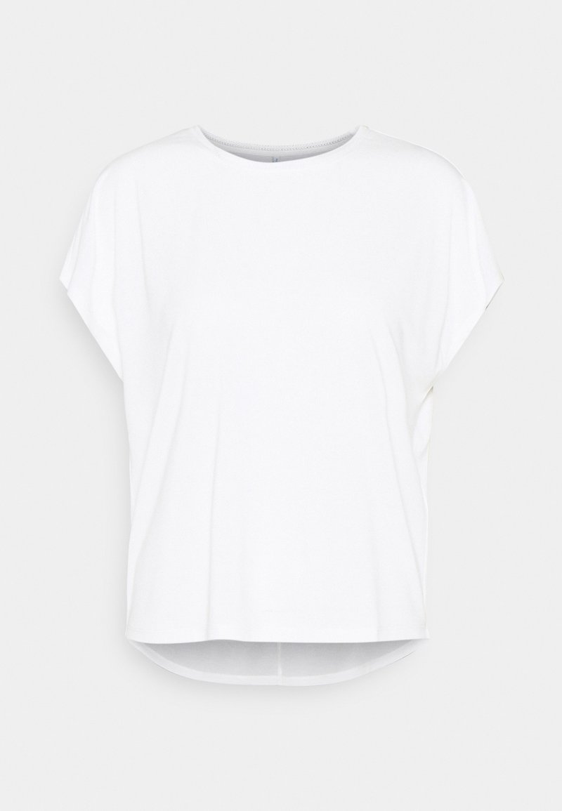 Haut blanc à manches courtes, coupe ample, avec encolure ronde et ourlet arrière légèrement plus long, présenté sur un fond clair uni.