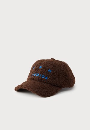 Gorra de béisbol de forro polar marrón texturizado con texto bordado en azul que dice "ACNE STUDIOS" en el panel frontal.