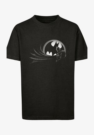 T-shirt in cotone nero con grafica di Batman, con un logo a forma di pipistrello in bianco e grigio, sul lato sinistro del petto. Maniche corte.