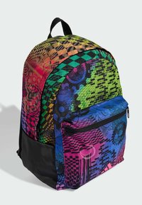 Färgglad ryggsäck med en blandning av rosa, grön, blå och svarta geometriska mönster; svart botten, handtag på toppen och framfickan med dragkedja.