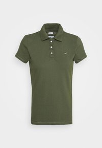 Olivgrön polotröja i stretchig bomull, med krage, treknappars placket och en liten broderad logotyp på bröstet.