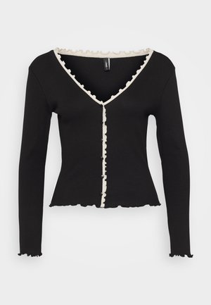 Czarny długi kardigan z rękawami w prążkowanym materiale z dekoltem w serek, który ma kontrastowe kremowe falbanki i ozdobne guziki wzdłuż przodu.