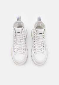 Białe sneakersy typu high-top z górą wykonaną z gładkiej skóry, sieciowymi detalami, okrągłym noskiem, kontrastującą gumową podeszwą i pętelkowymi uchwytami.