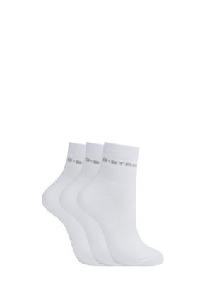 Trois paires de chaussettes courtes blanches avec le logo "G-STAR" en gris clair près du haut du bord-côte, vue latérale sur fond blanc.