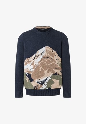 Tmavě modrý pletený svetr s podrobným velkým vzorem horské krajiny v béžové, bílé a zelené barvě na přední straně.
