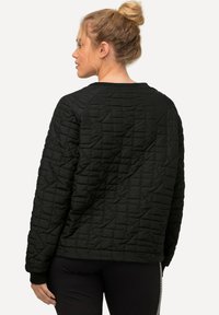 Sudadera negra acolchada con un patrón texturizado, cuello redondo y mangas largas. Presenta puños y dobladillo acanalados, diseño minimalista.