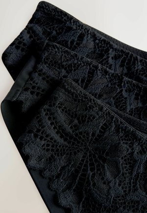 Mustast pitskangast, millel on keerukad lilleseemne mustrid, lainelised ääred ja sile must aluskiht, kihiline ja korralikult volditud.