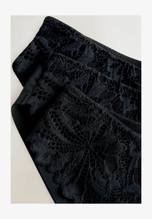 Mustast pitskangast, millel on keerukad lilleseemne mustrid, lainelised ääred ja sile must aluskiht, kihiline ja korralikult volditud.