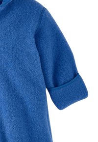 Blaues Filzmaterial mit weicher Textur, rundem Ausschnitt und kurzen, gerollten Ärmeln. Leicht lockere Passform mit sauberen Nähten.