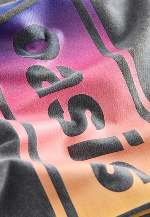 Bunte Stofffalten mit schwarzem Text "Super." in fetten Buchstaben vor einem Farbverlaufshintergrund, der von Lila zu Orange wechselt.