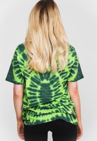 Paradiso Clothing JIMI HENDRIX HEAR THE VIBE TIE DYE - Print T-shirt - green