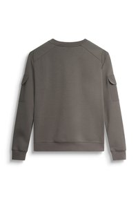 Sudadera gris con una textura suave, mangas raglán y un bolsillo en la manga izquierda. Cuenta con un escote redondo y puños acanalados.