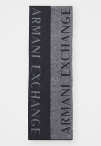 Grått skjerf med en kontrasterende svart stripe som har teksten "ARMANI EXCHANGE" i en fet, teksturert font. Laget av mykt materiale.