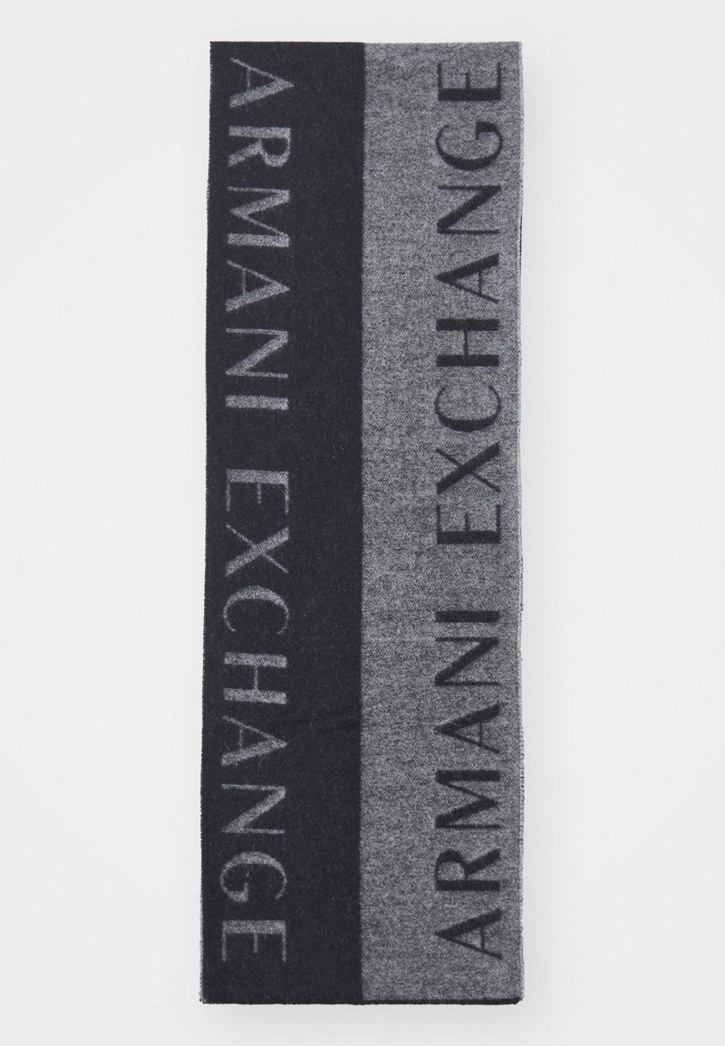 Grått skjerf med en kontrasterende svart stripe som har teksten "ARMANI EXCHANGE" i en fet, teksturert font. Laget av mykt materiale.