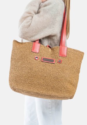 Sac tote en paille tissé avec des poignées et des accents en cuir rouge, forme rectangulaire, grande capacité et surface texturée.