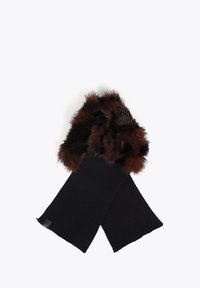 Svart ribbad stickad scarf med en mörkbrun fuskpälskant i ena änden. Slät textur med ett lagerdesign och en fyrkantig etikett i botten.